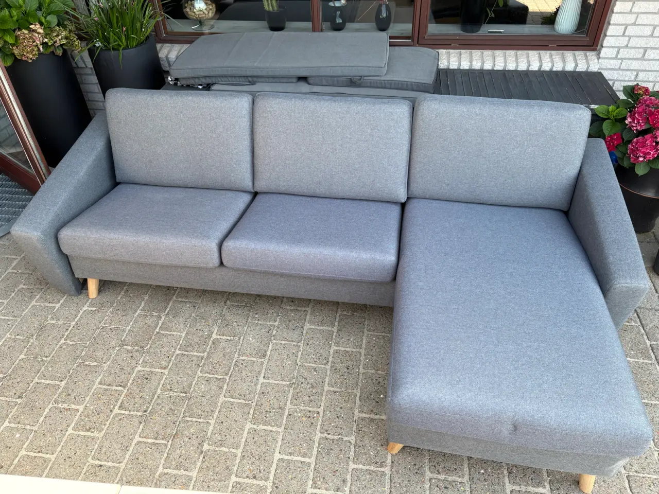 Billede 2 - Grå sofa med chaiselong