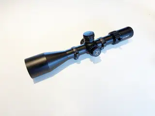 ELEMENT OPTIK TITAN 5-25×56 FFP med oplyst sigte