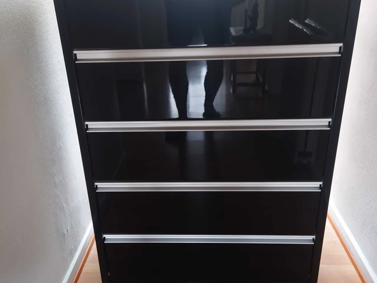 Billede 1 - Kommode i sort glans med glas top