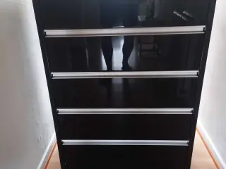 Kommode i sort glans med glas top