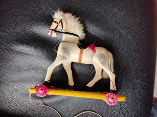 Fin gammel træhest på hjul fra 1960erne