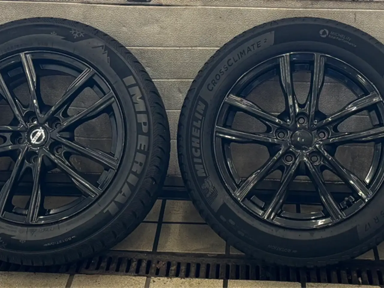 Billede 4 - Sælger et sæt originale Nissan alufælge