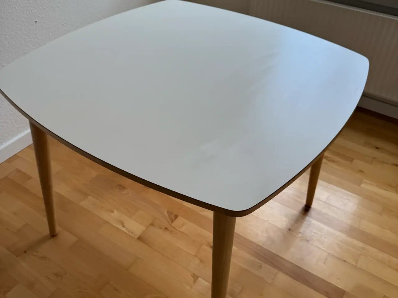 Billede 1 - Spisebord. Hvidt og lyst eg