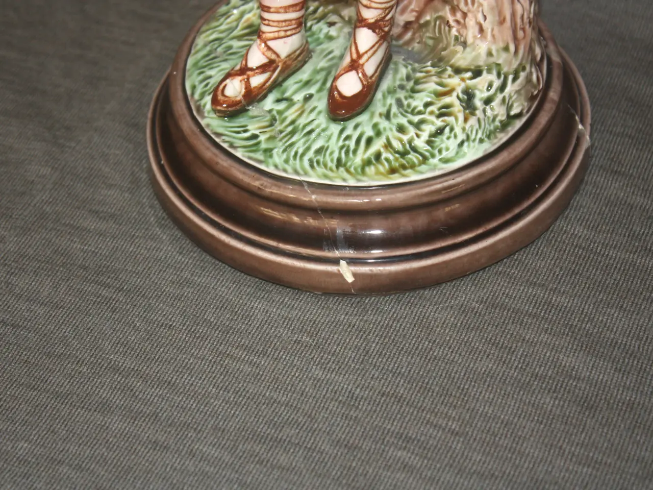 Billede 7 - Antik Figur 32,5 cm med en vase på bagsiden