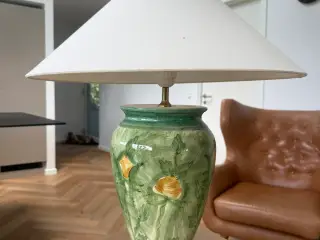 Smuk bordlampe med malet fod