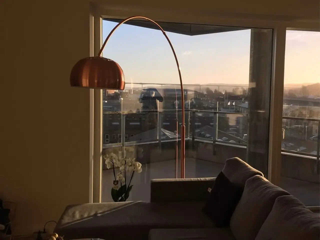 Billede 2 - Elegant buet gulvlampe - SKAL VÆK HURTIGST MULIG