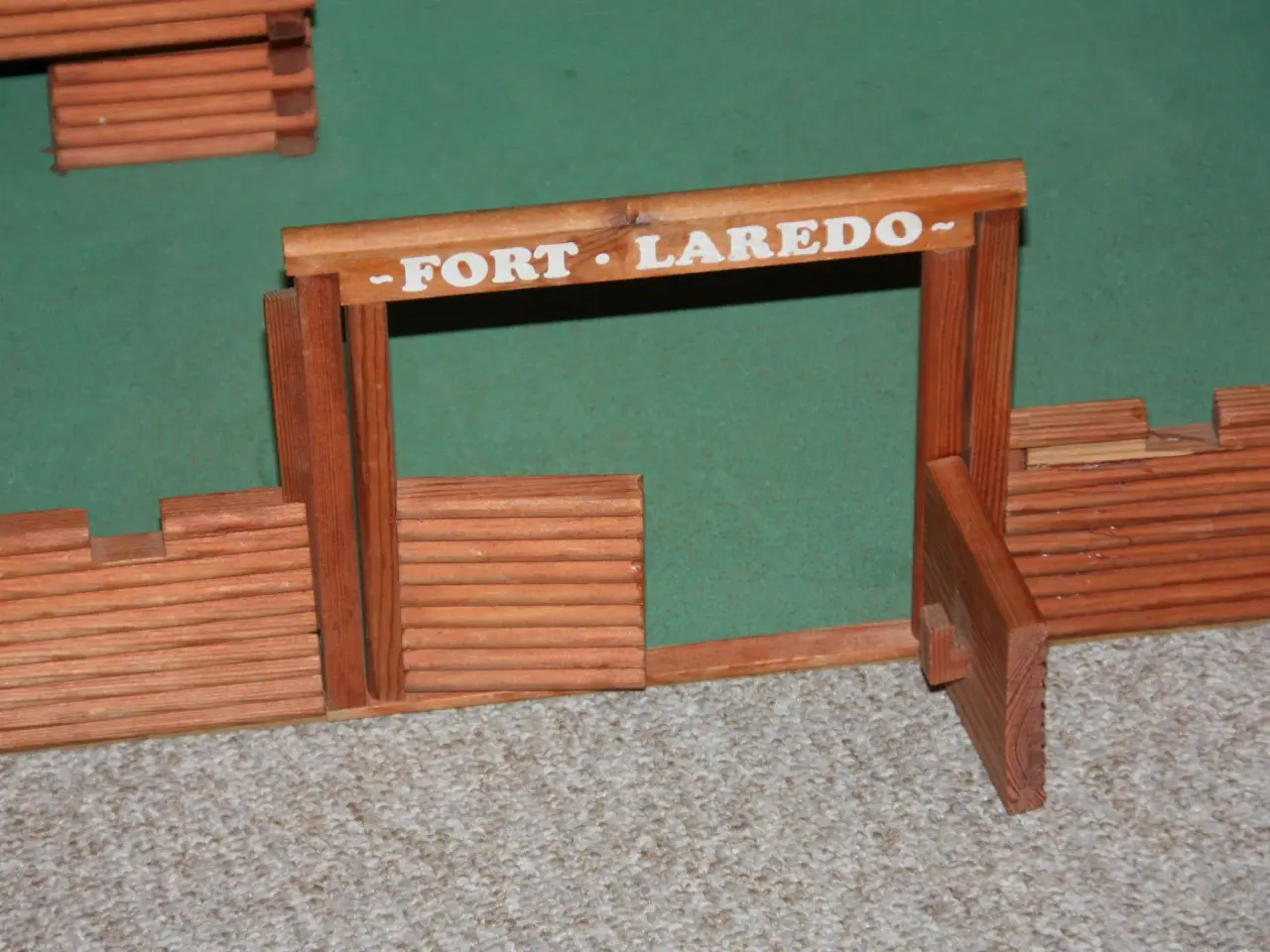Billede 4 - Fort Laredo i træ på plade 60 x 40 cm