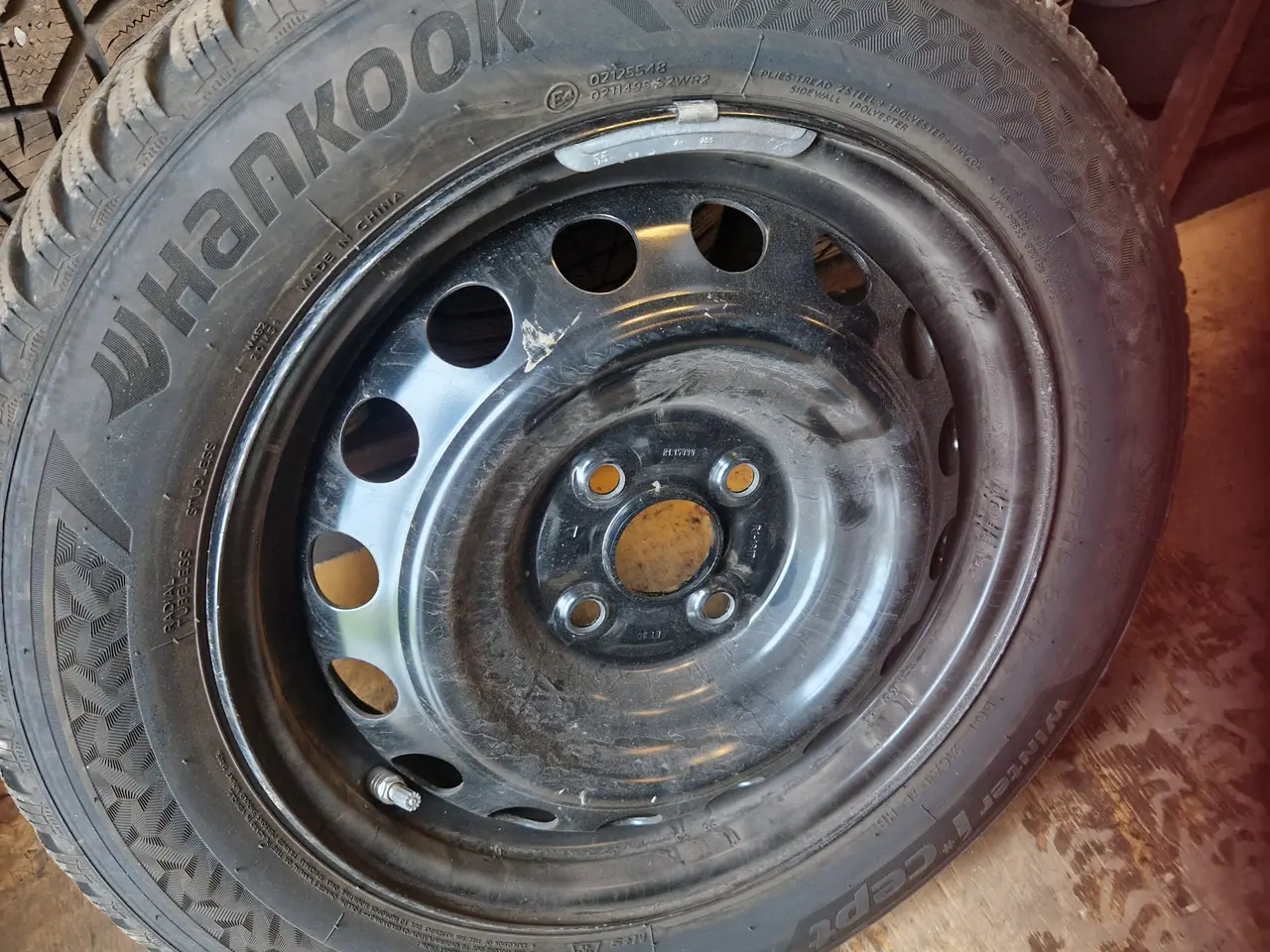 Billede 1 - Hankook vinterdæk med stålfælge og trykventiler