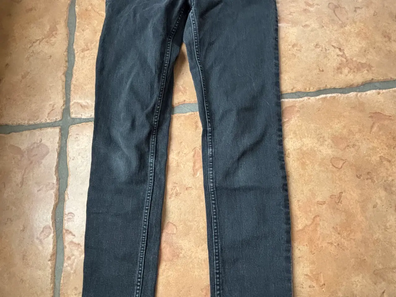 Billede 1 - Grå / sort legging fra H&M i str. 140