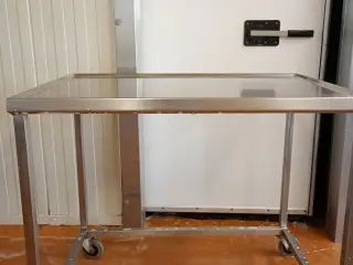 Rustfrie borde med vulstkant