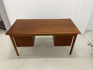 Skrivebord i teak træ med 6 skuffer og reol.
