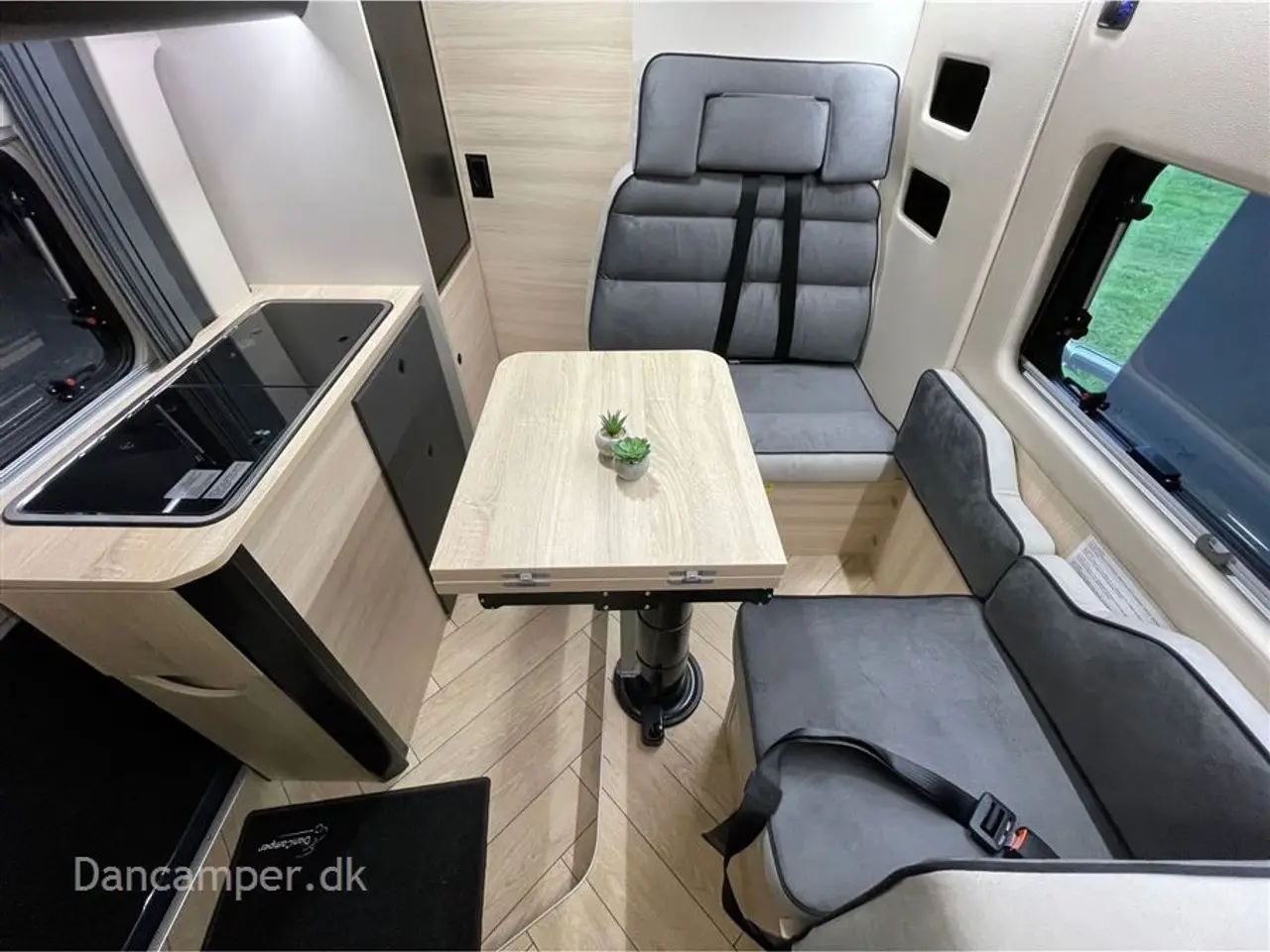 Billede 14 - 2025 - Chausson F&S Line    TILBUDSPRIS kr. 931.800,- SPAR kr. 21.600,- Van som familiecamper med 5 selepladser, pop-up og masser af sovepladser på kun 5,99 m længde.