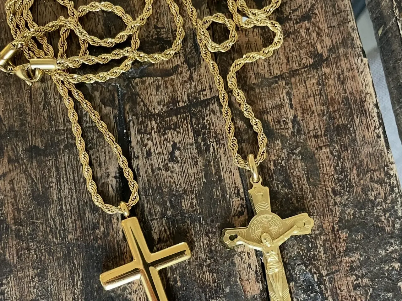 Billede 1 - Forskellige 14kt goldfilled halskæder med kors