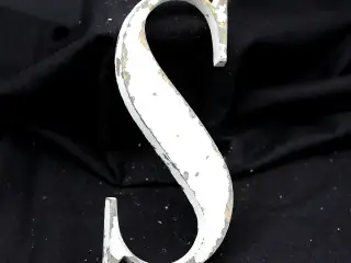 Messing facadebogstav “S” – rå patina