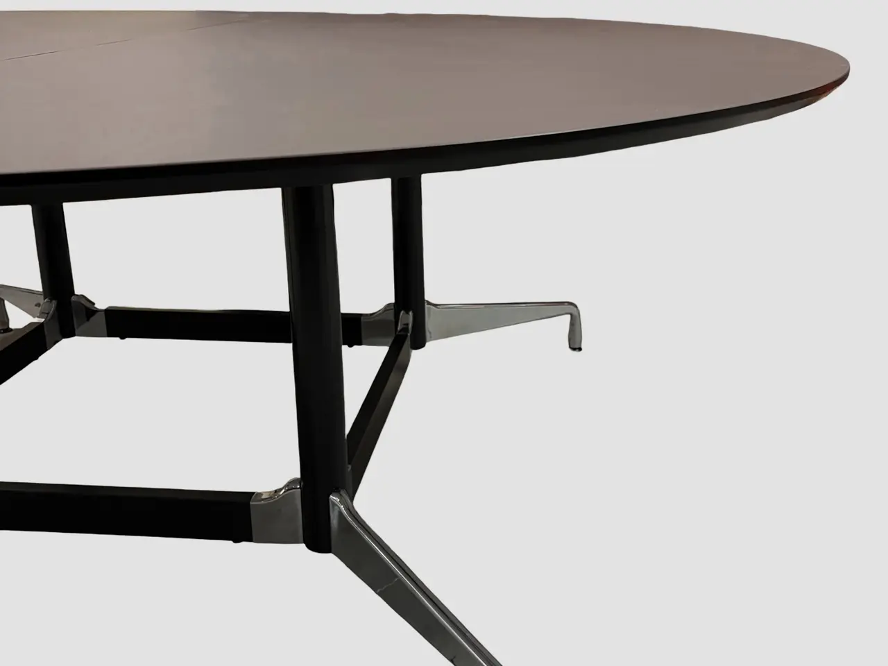 Billede 4 - Vitra Eames Segmented Bord - Brun/Krom-Sort Stel