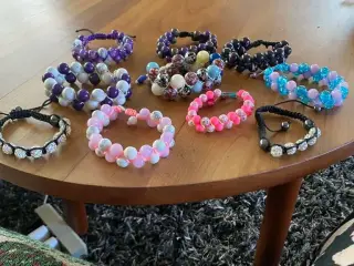 Nye knyttede armbånd