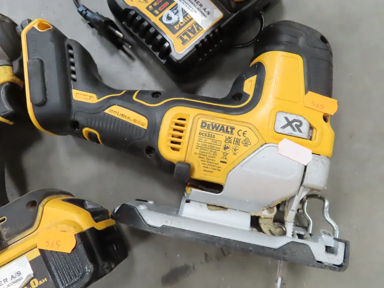 Billede 3 - 2 stk. Akku håndværktøj DEWALT DCF887, DCS335 med 2 stk. Batterier og lader