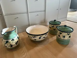 Flotte krukker, skål og vandkande i romantisk stil