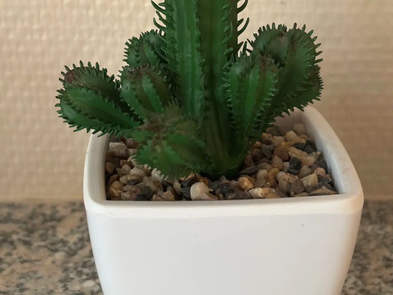 Billede 5 - 4 små plastik planter 