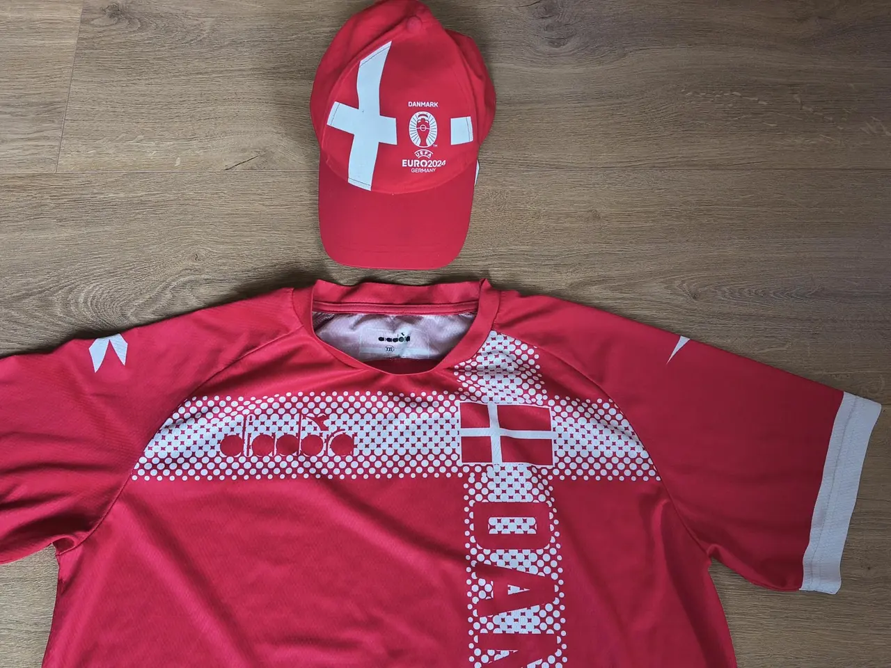 Billede 1 - DANMARK FAN SÆT, DIADORA TSHIRT OG CAP, SOM NYT