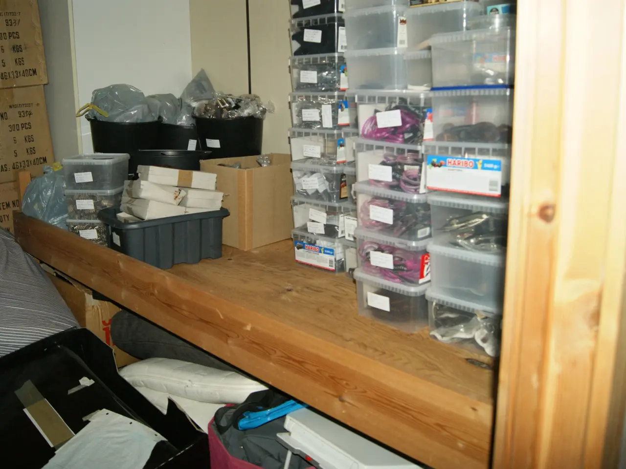 Billede 1 - Diverse Smykker sorteret i plast kasser.