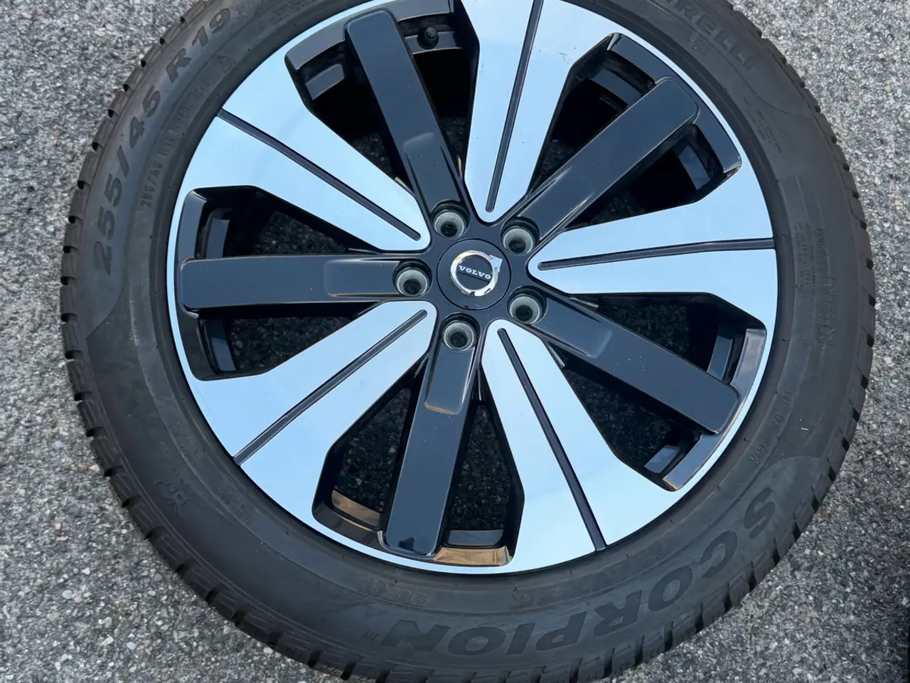 Billede 4 - Volvo alufælge med vinter dæk . Passer til electri