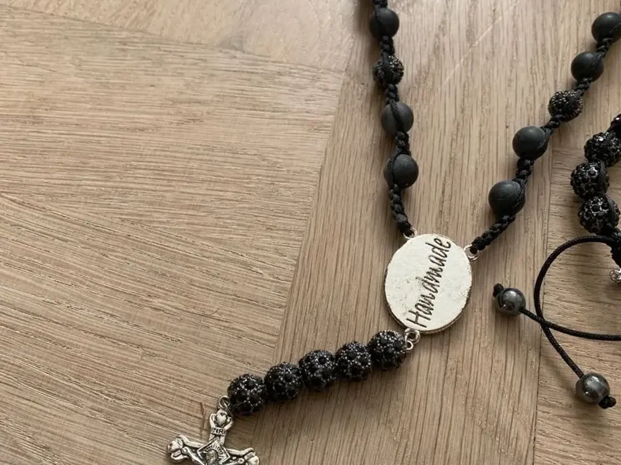 Billede 1 - Knyttet armbånd og halskæde