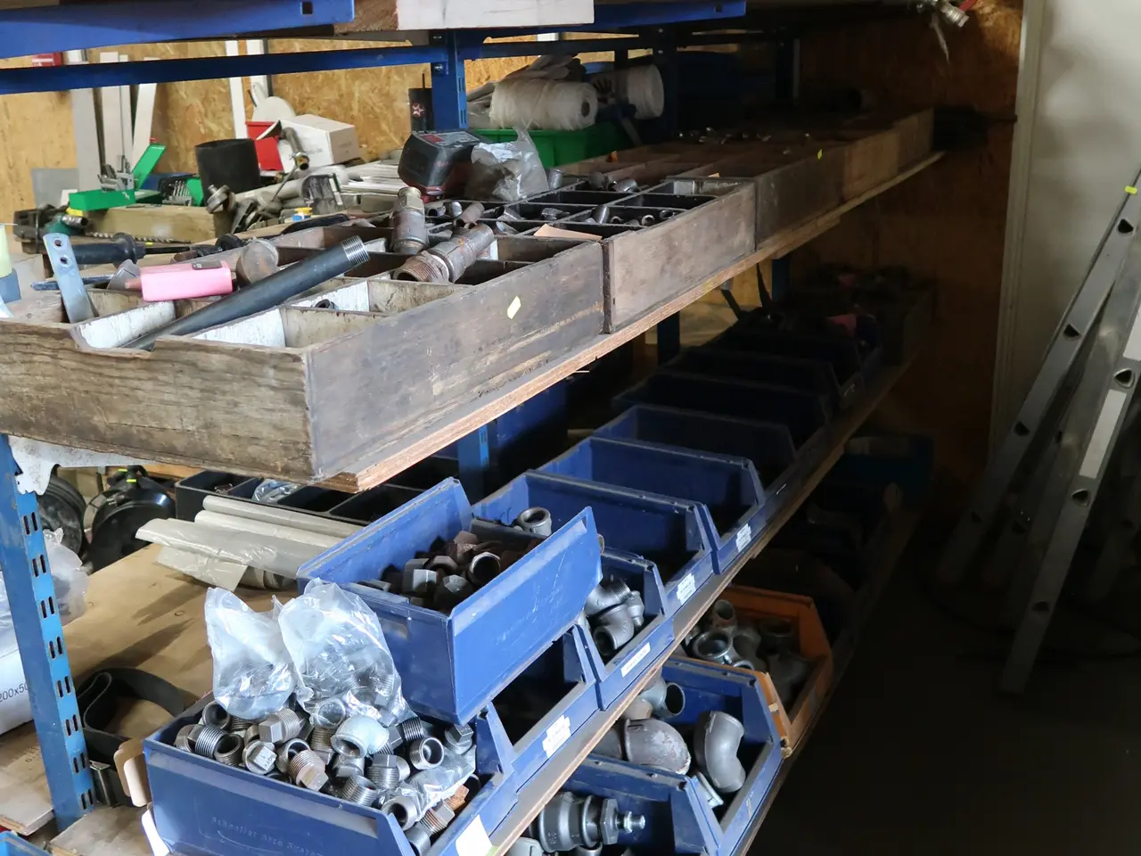 Billede 1 - Div. fittings på reol