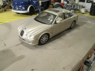 Modelbil    Jaguar S Type   Maisto  1:18