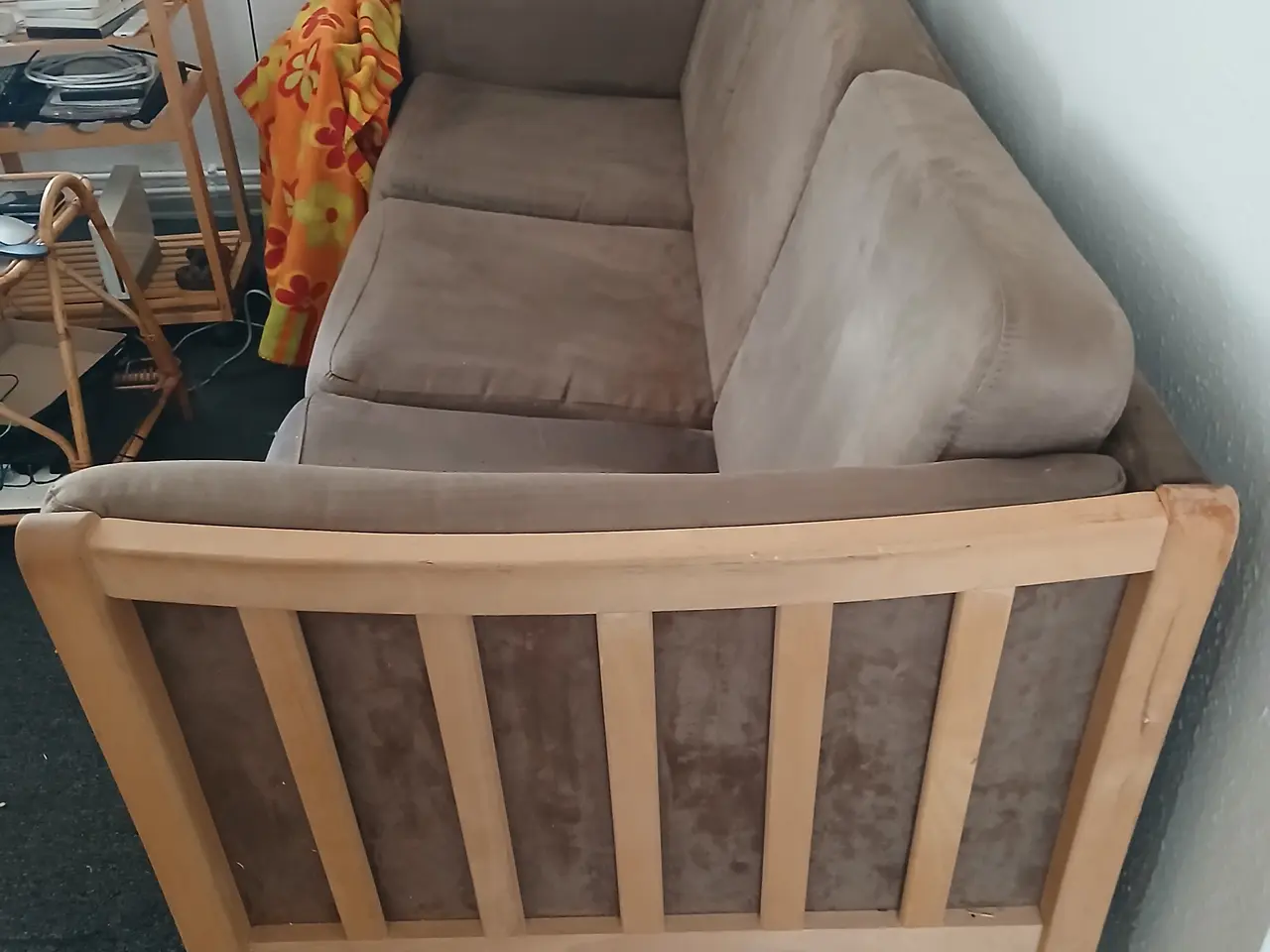 Billede 3 - tremme sofa grå, føles som ruskind/velour