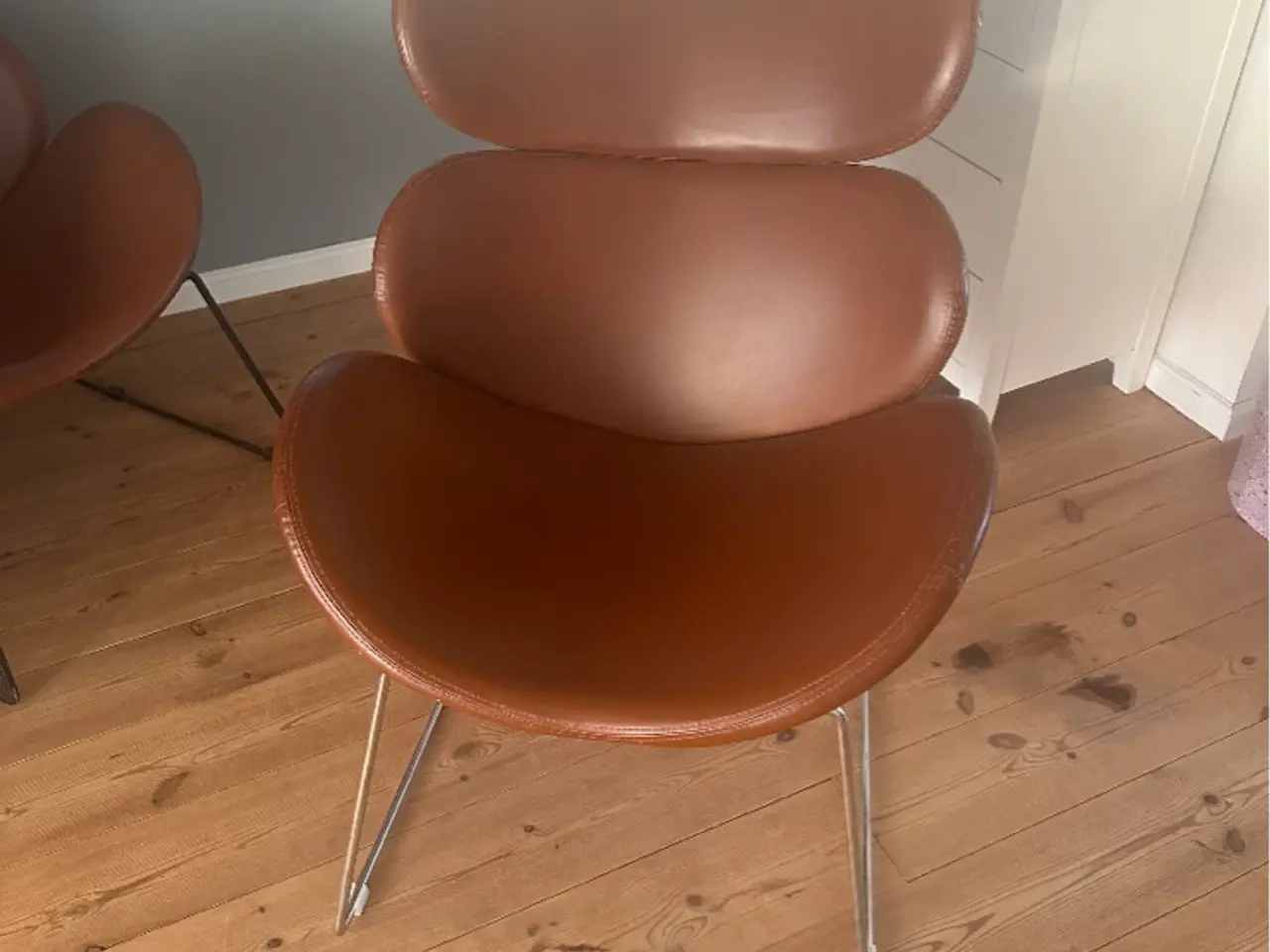 Billede 1 - Stol i brun læder look med stål ben