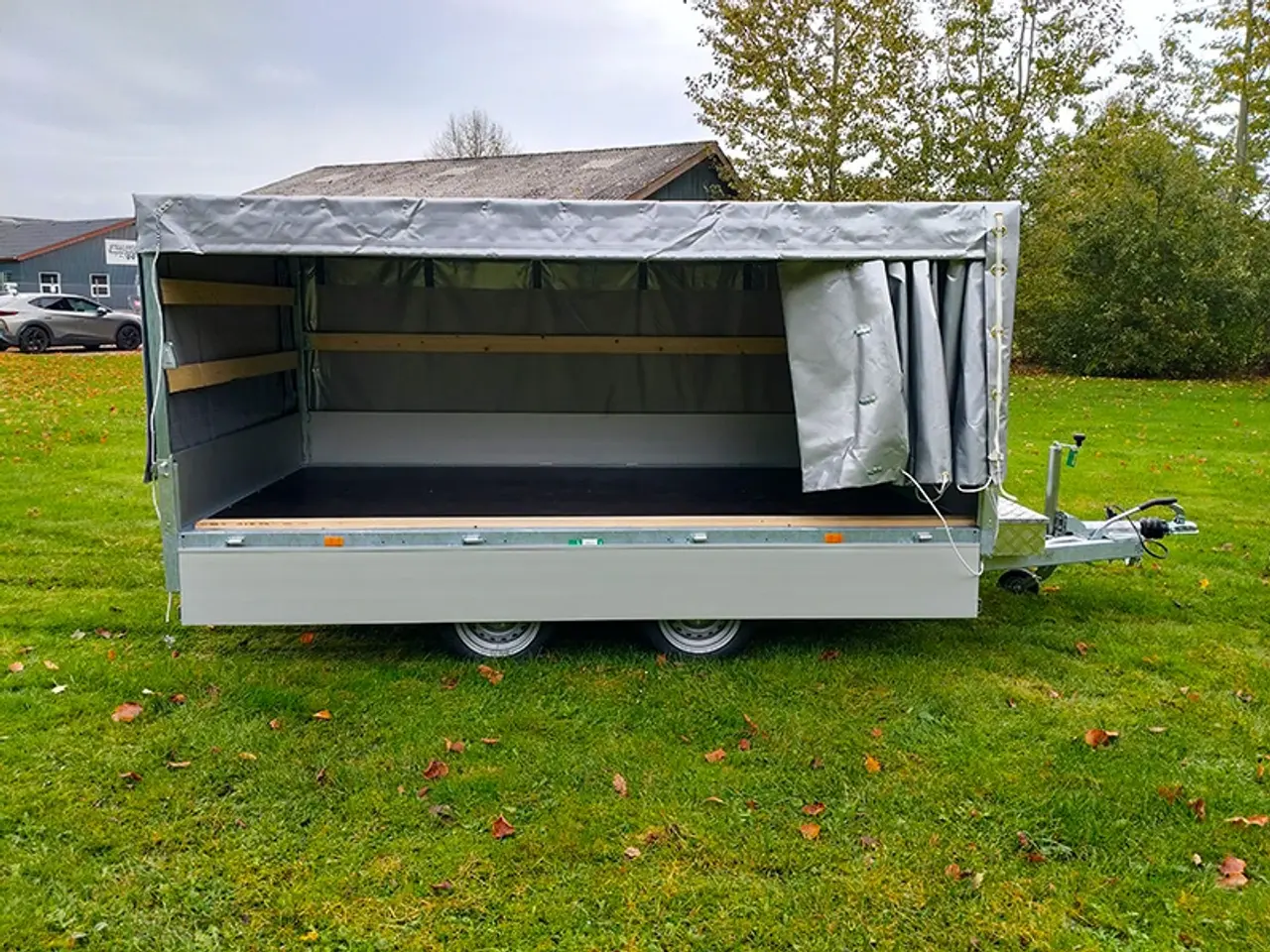Billede 2 - Høj presenning m. gardinsider til Eduard 3318 trailer
