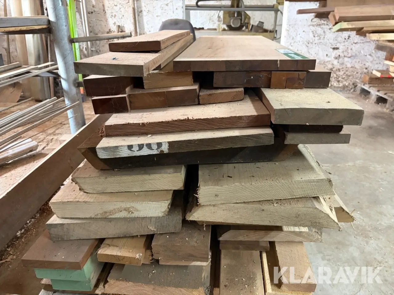 Billede 4 - Lot med blandede planker - Elm og Mahogni 1 palle