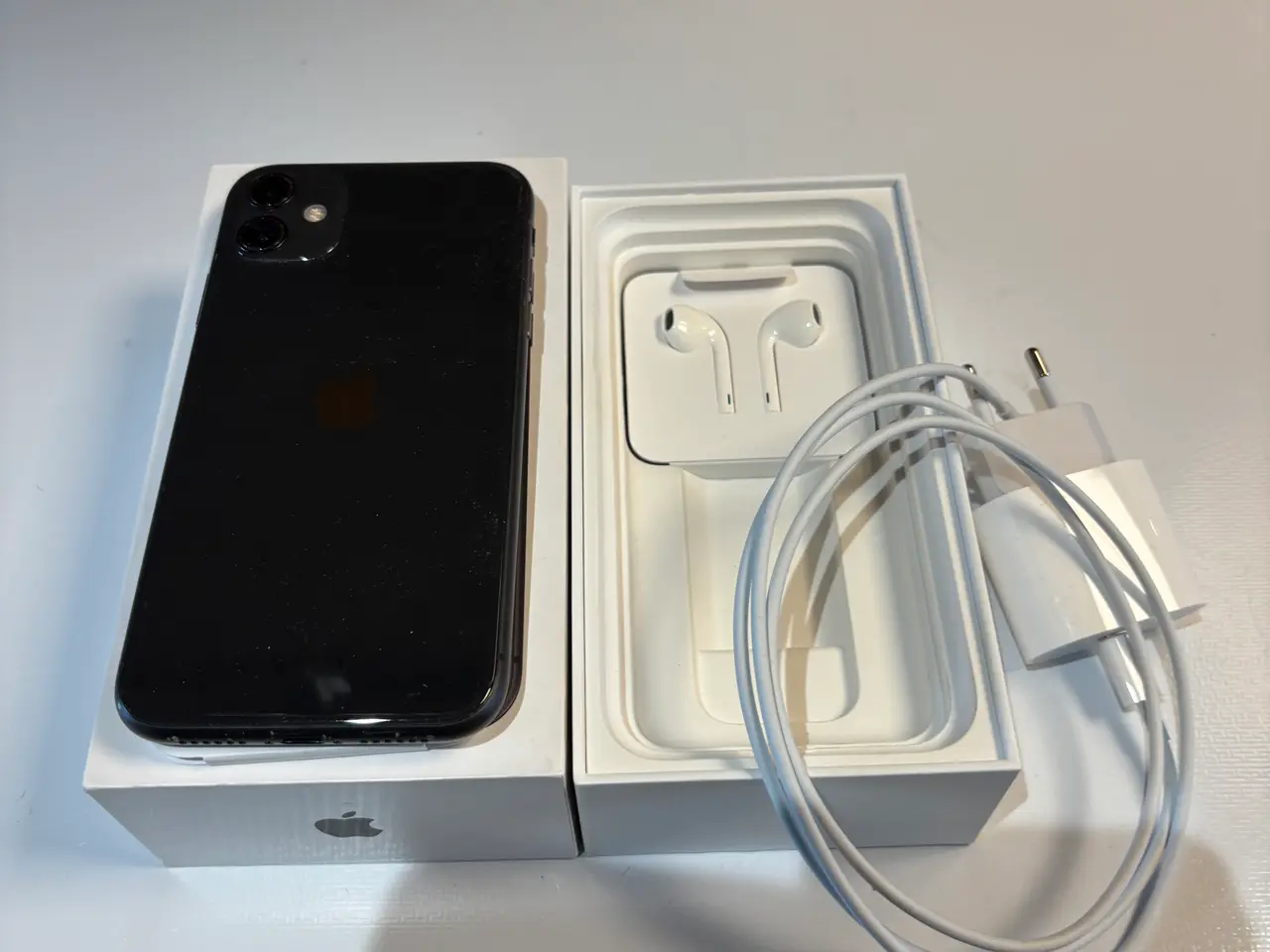 Billede 2 - IPhone 11 pæn med( øretelefon aldrig brugt) lader