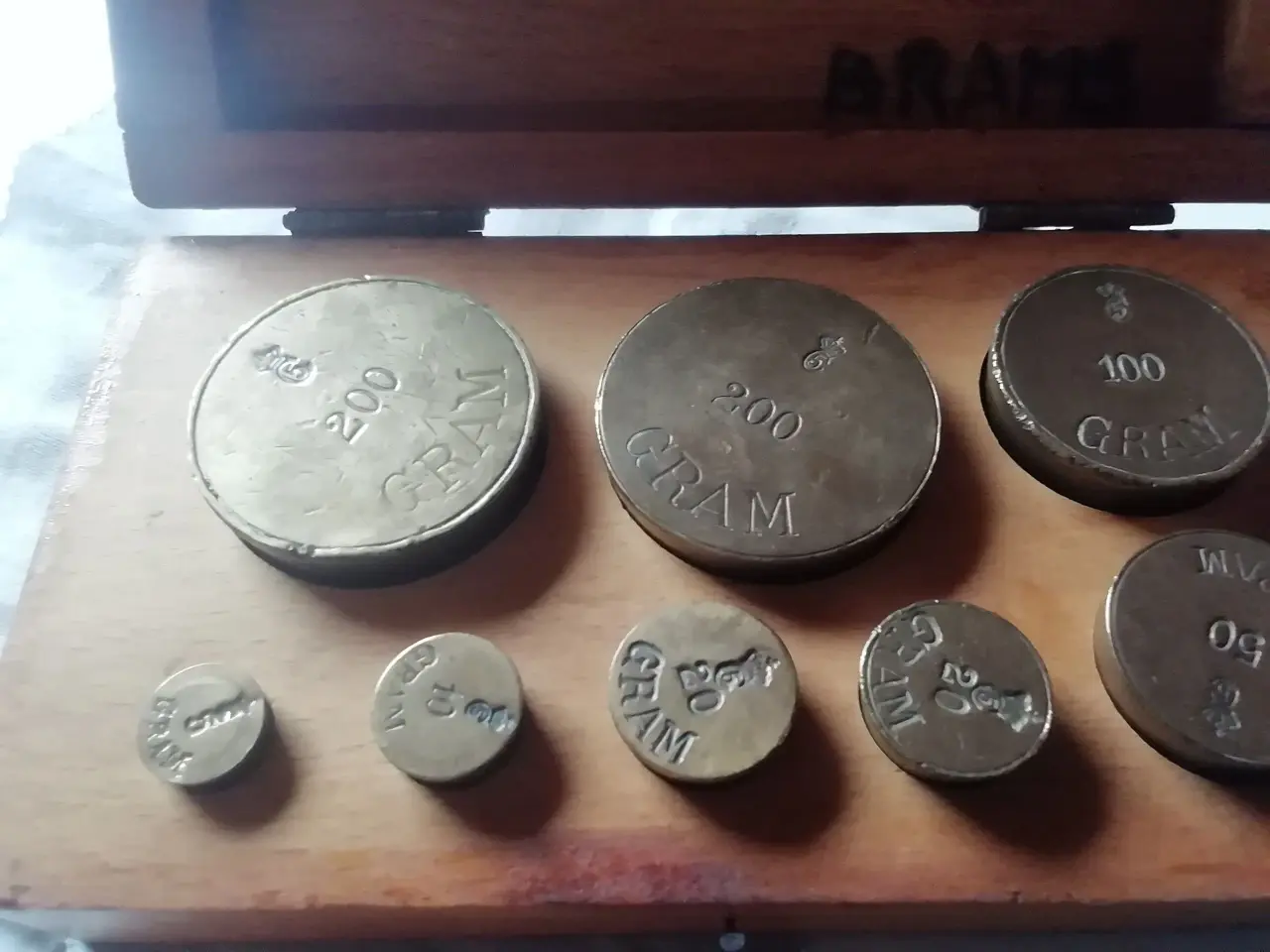 Billede 2 - Messinglodder i original træ æske