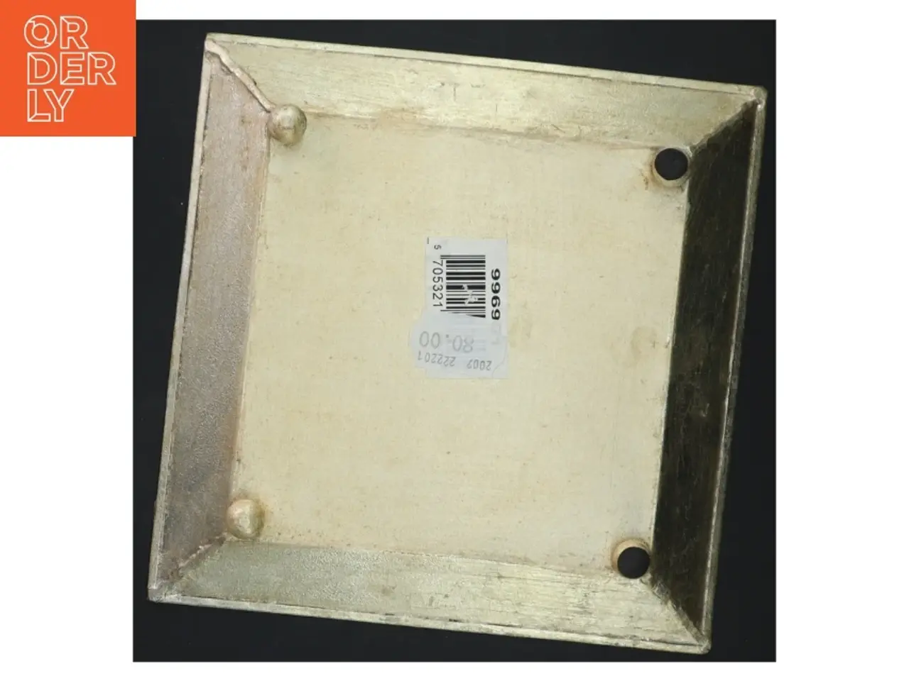Billede 2 - Lille ornamenteret bakke med fødder (str. 19x19x3 cm)