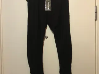 Leggins med flot blondekant i siderne 
