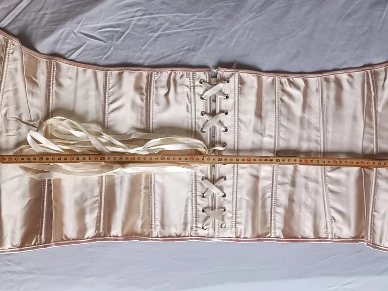 Billede 5 - Abrikos satin korset, str. 50-52