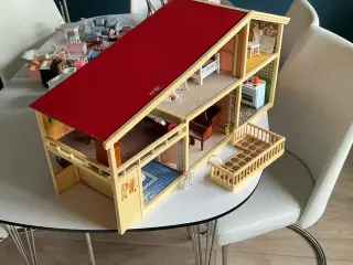 Dukkehus med møbler