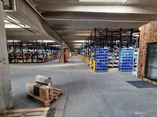 Stor regulær lagerhal med kontor til meget skarp pris