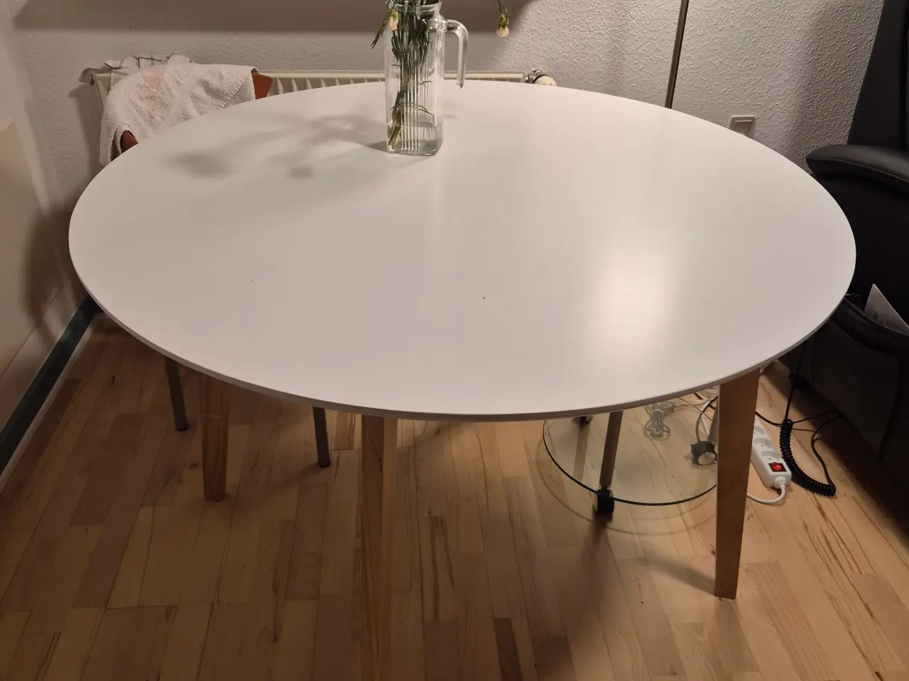 Billede 1 - Pænt charmerende Spisebord og 2 stole 