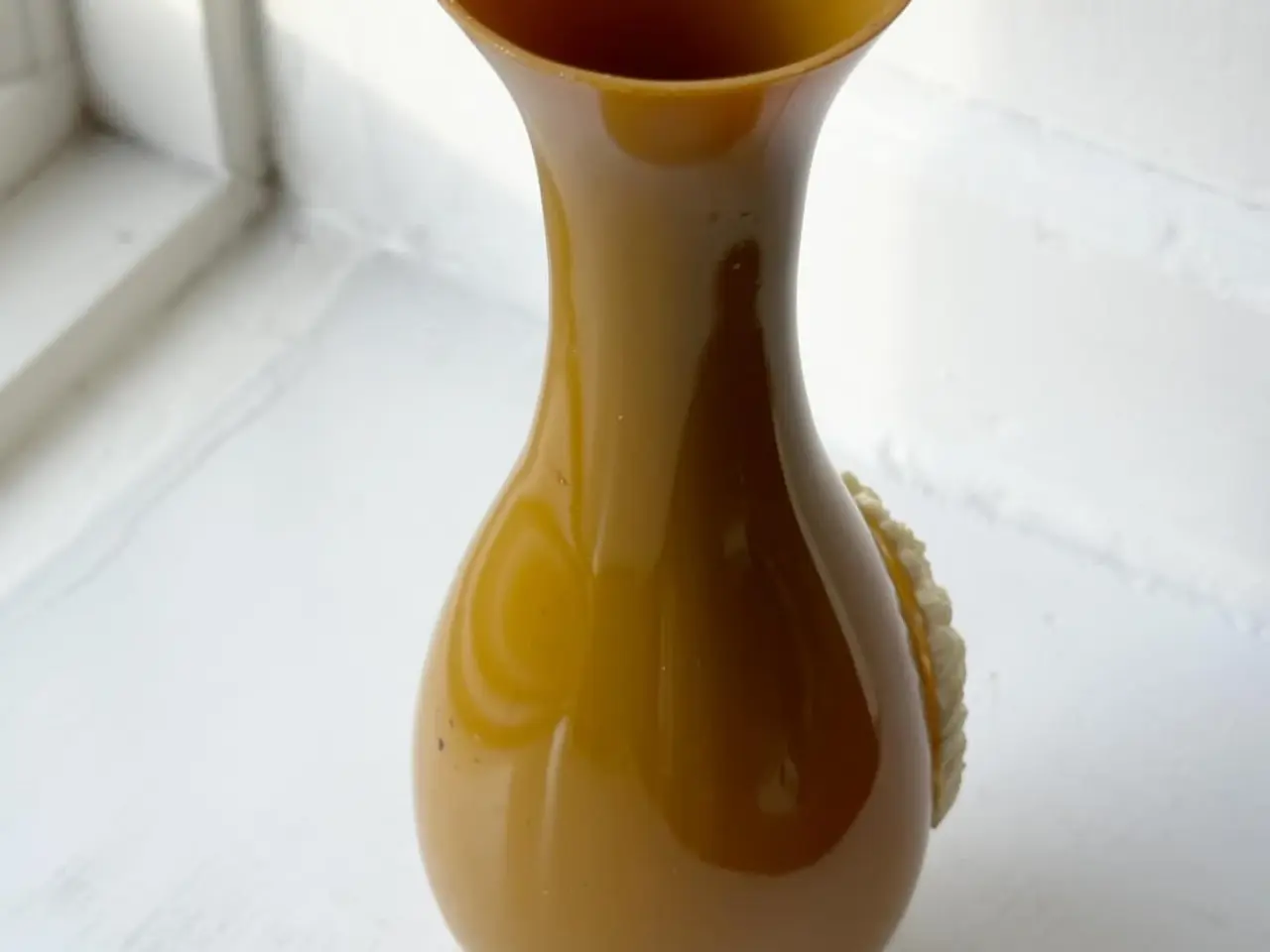 Billede 6 - Vase, sennepsgul plast m plastrelief