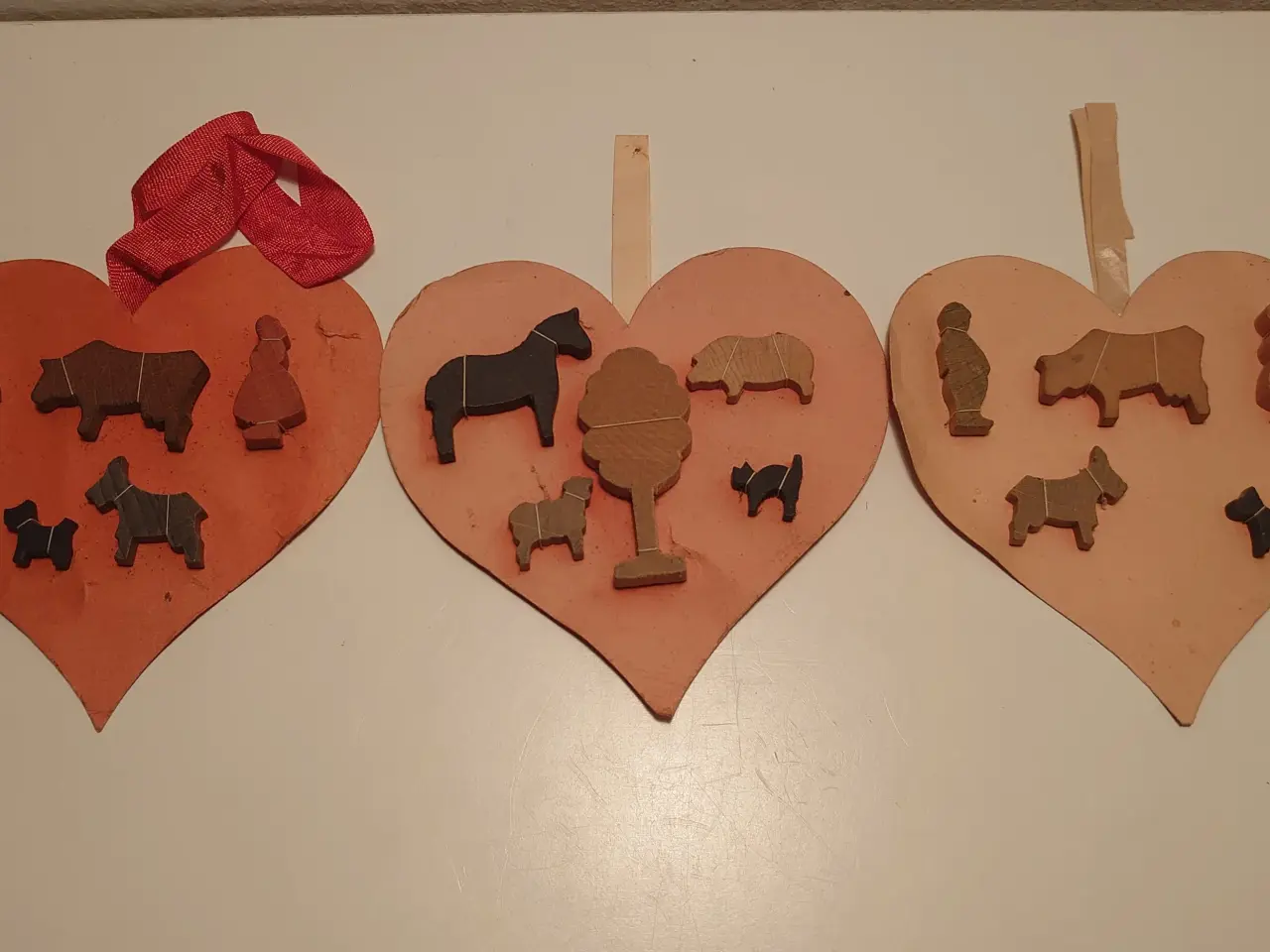Billede 1 - 15 stk vintage træfigurer påsyet 3 stk hjerter.