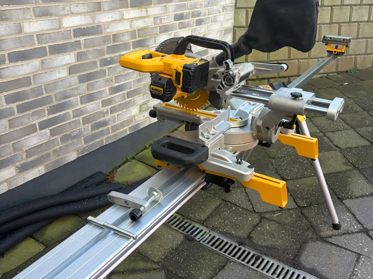 Billede 8 - DeWalt Kap-/geringssav på batteri med arbejdsbord 