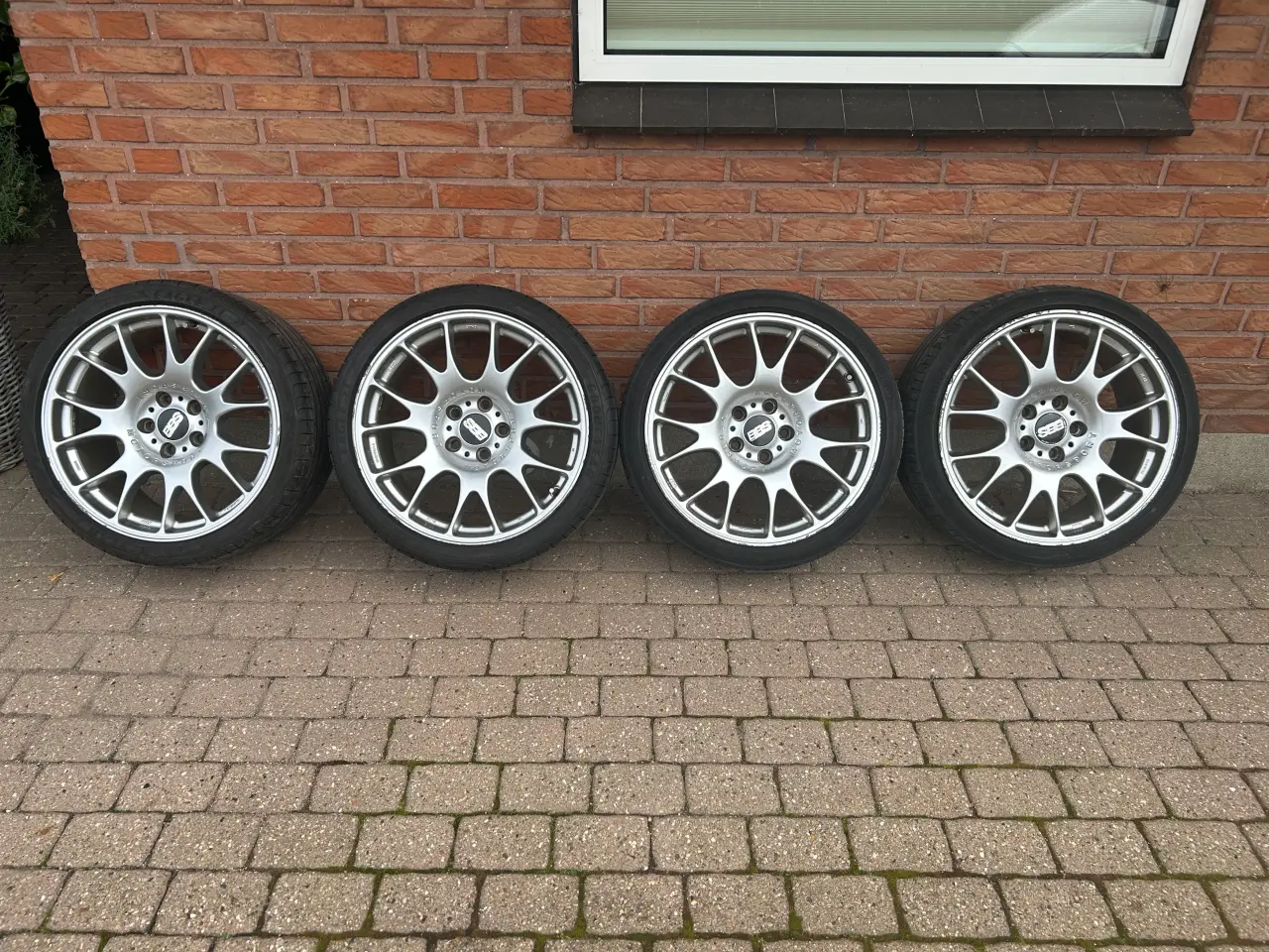 Billede 1 - Dæk med fælge.