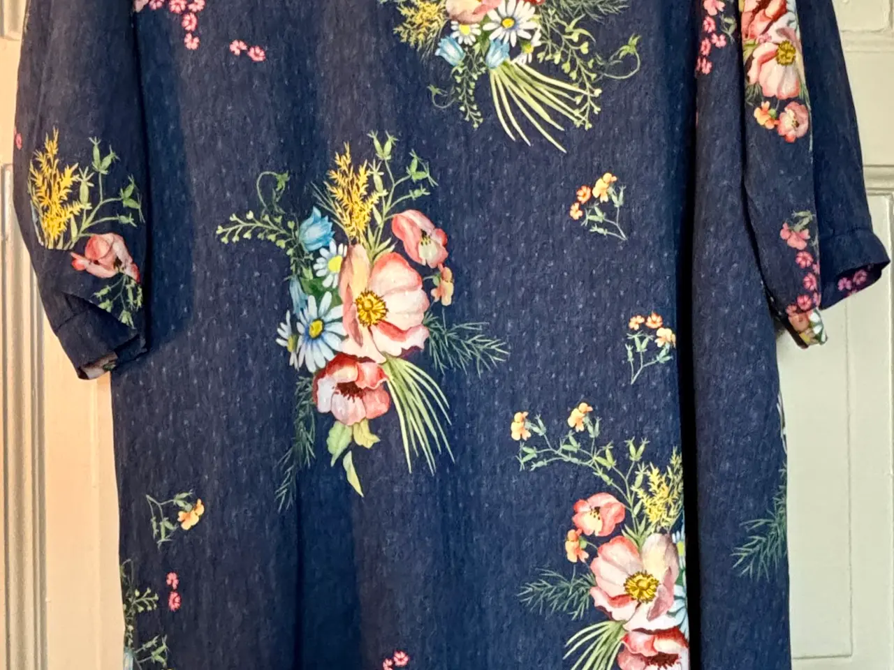 Billede 4 - Du Milde etc, mørkeblå kjole med blomster, str XXL