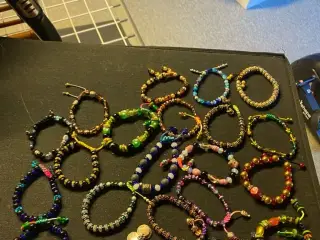 Nye knyttede armbånd