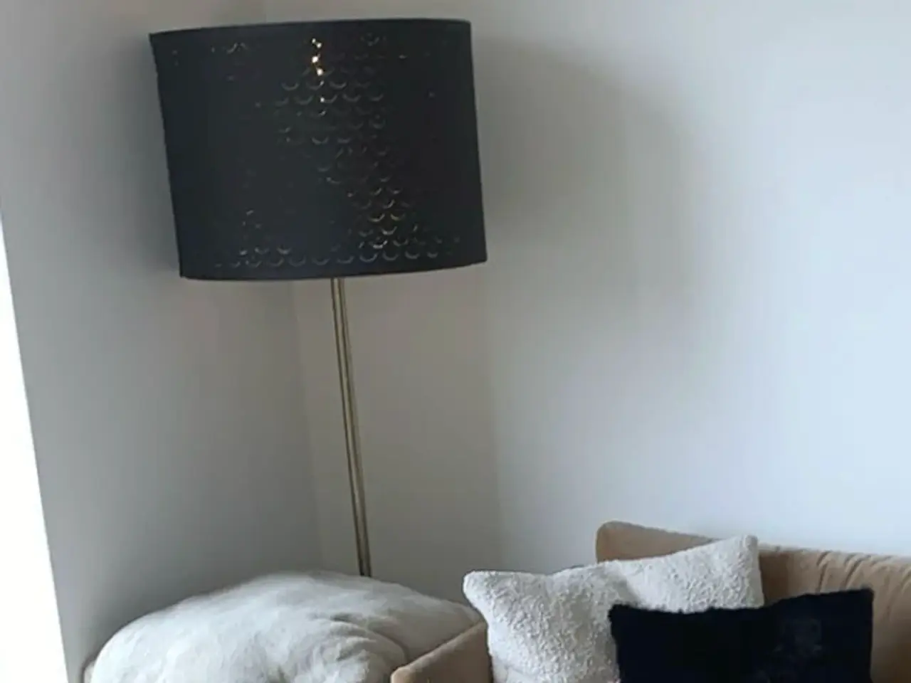 Billede 1 - Ikea guld lampe med sort lampeskærm