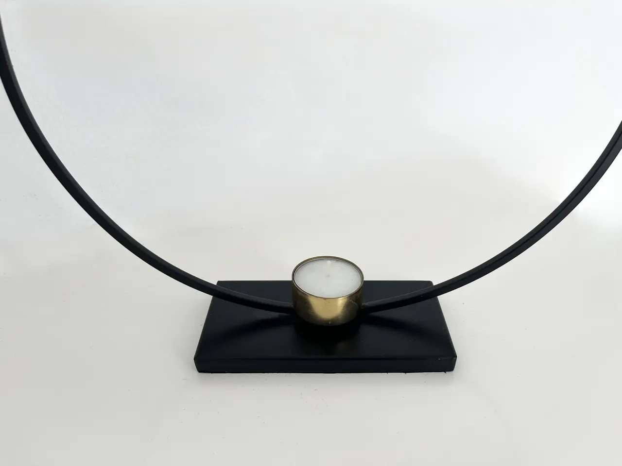 Billede 3 - Lysestage i sort metal med messing ? lyseholder