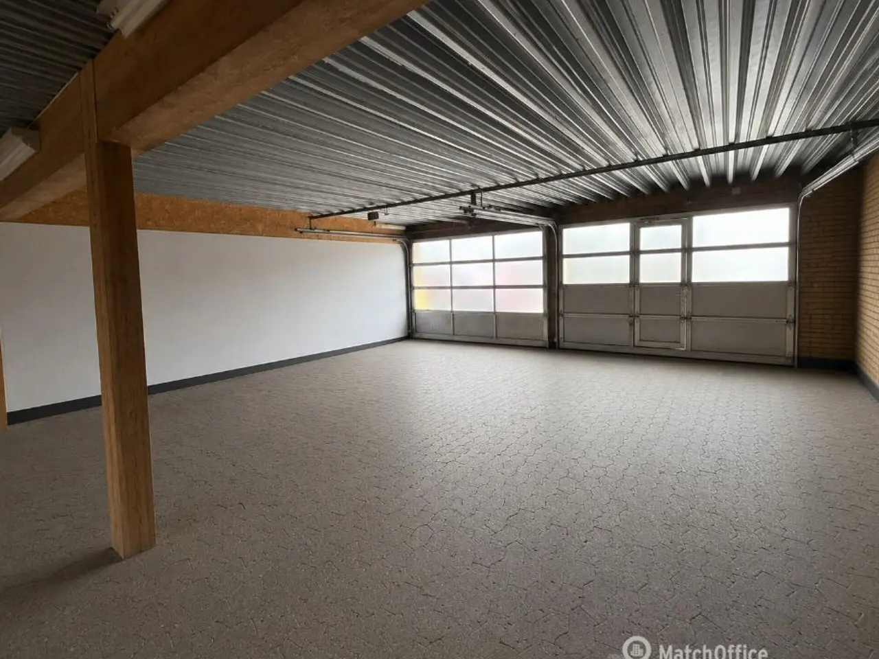 Billede 2 - Garage- / værkstedslokale med 3 porte - i alt ca. 181 kvm